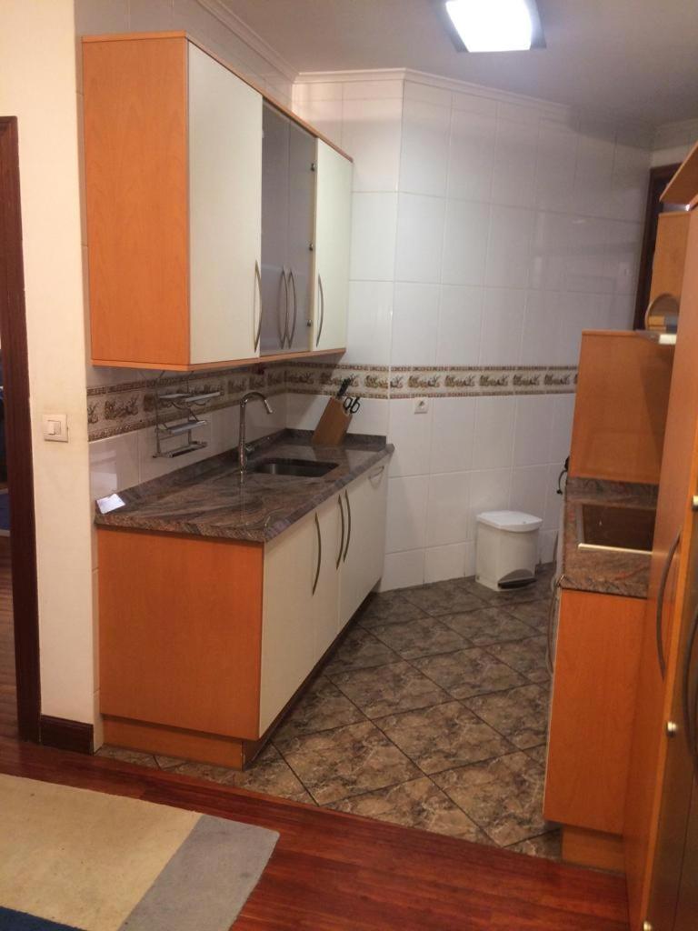 Piso Muy Centrico, Bien Equipado Con Parking. *